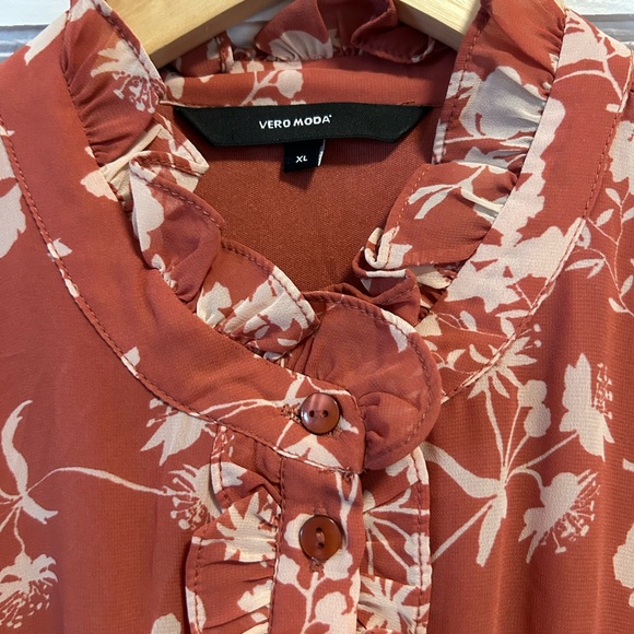 Beautiful floral dress. Perfect for a wedding guest! - Picture 3 of 4